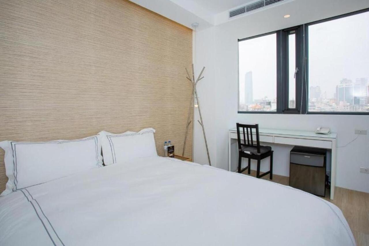 Mini West Hotel Taichung Exteriör bild