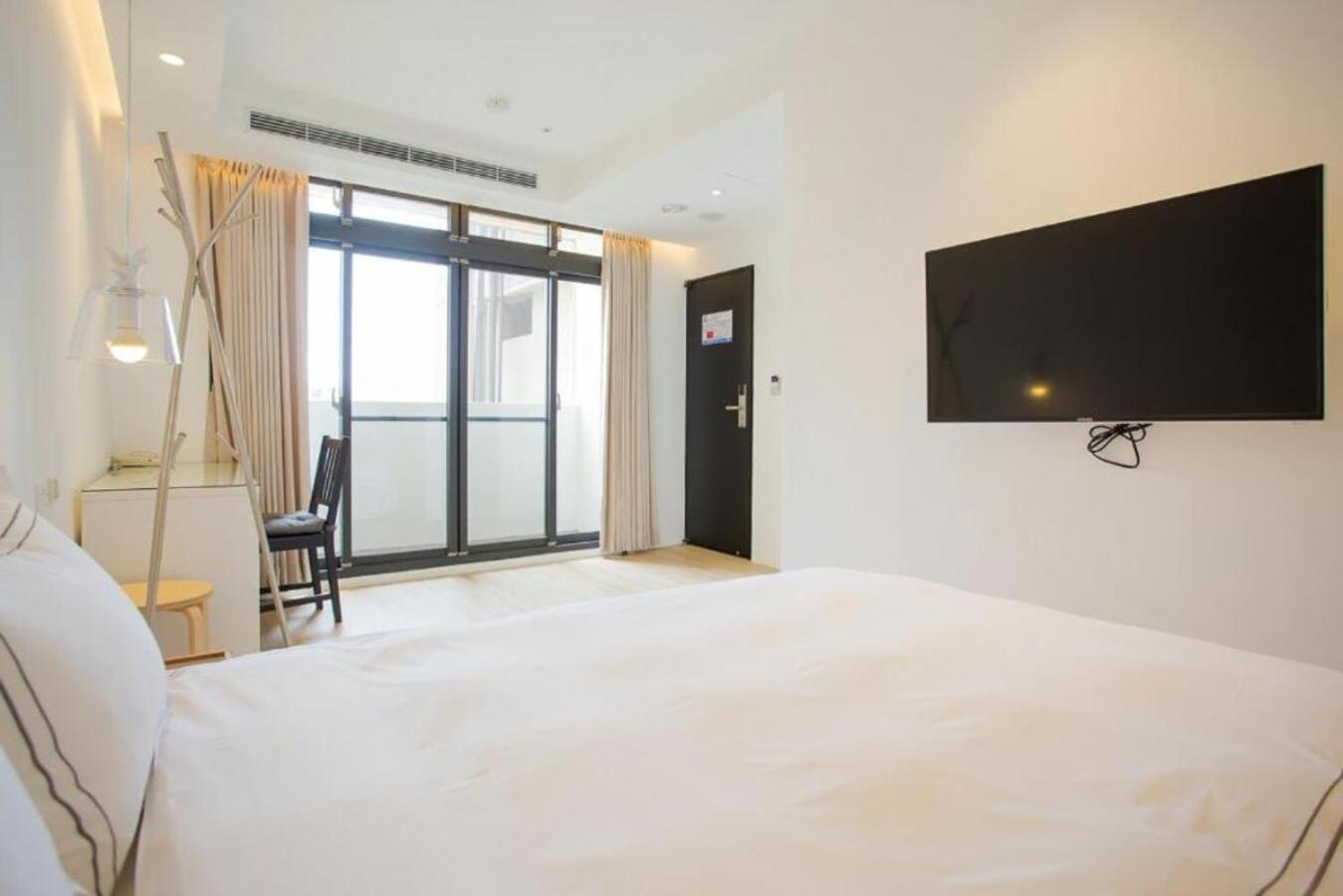 Mini West Hotel Taichung Exteriör bild