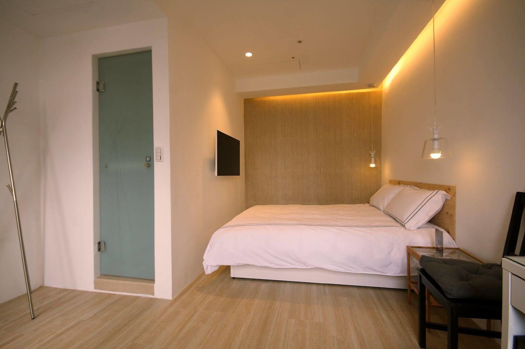 Mini West Hotel Taichung Exteriör bild