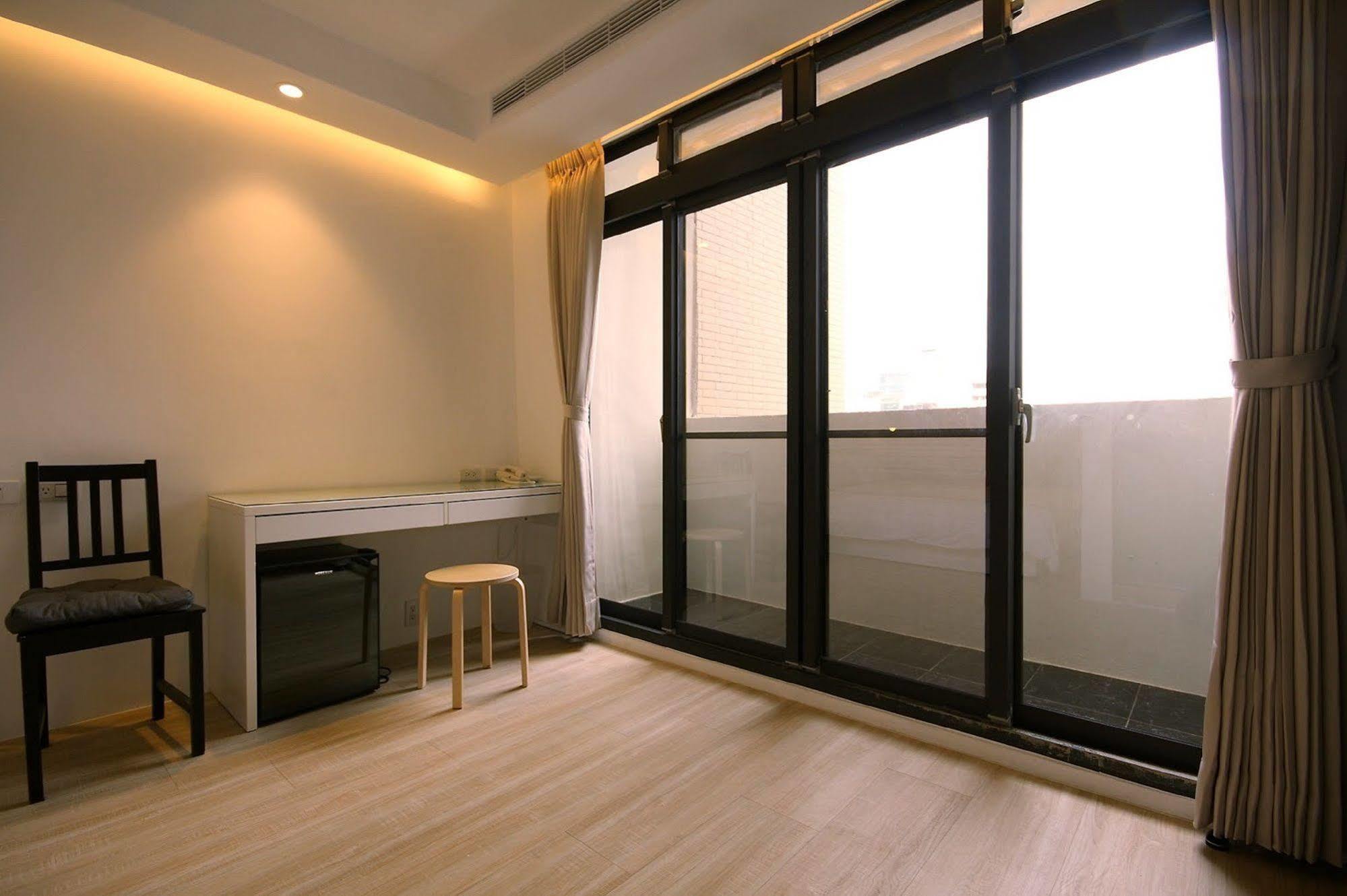 Mini West Hotel Taichung Exteriör bild